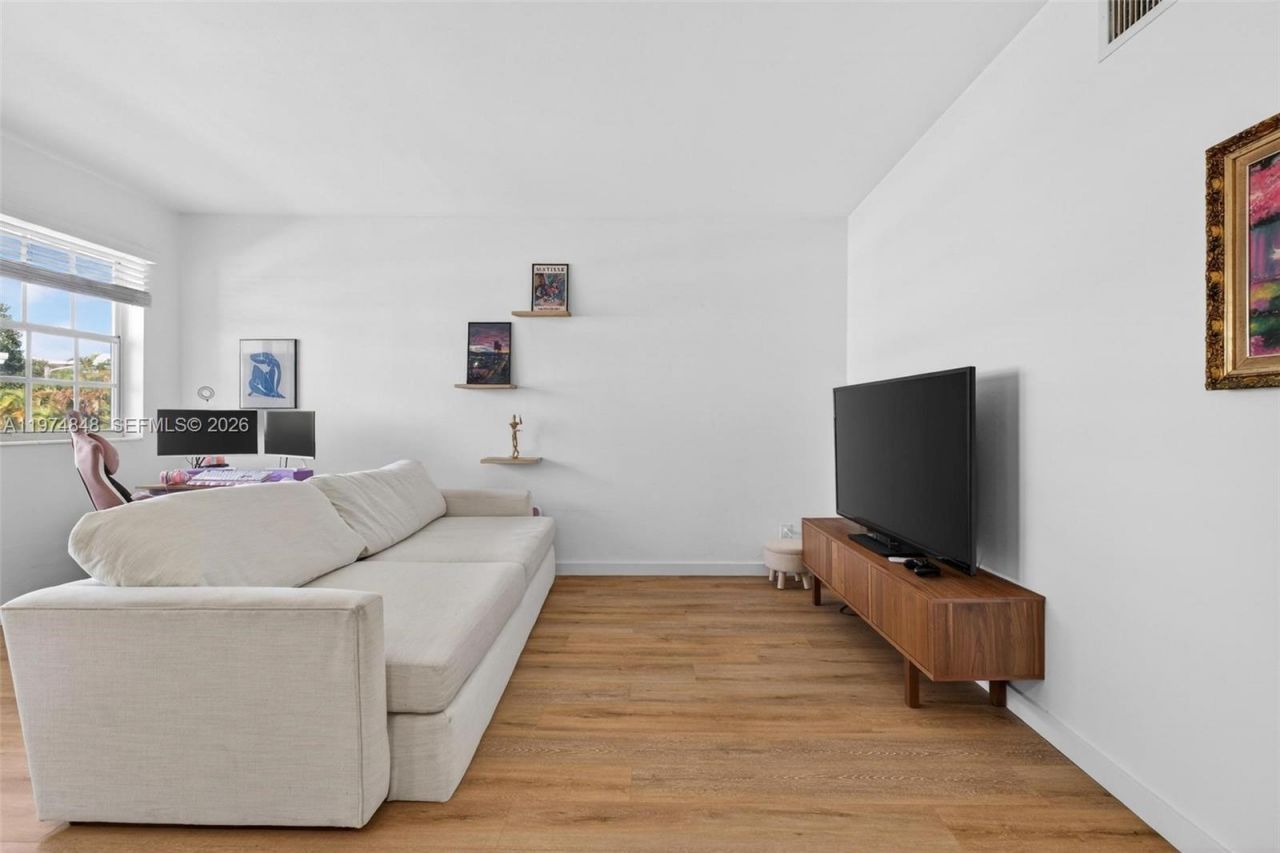 8600 Byron Ave, Unit 8600-9, Miami Beach, FL 33141 Photo