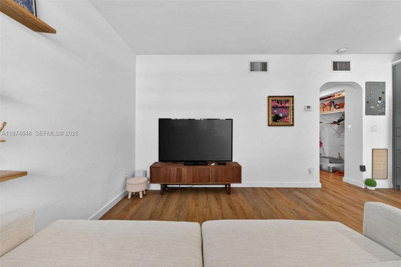 8600 Byron Ave, Unit 8600-9, Miami Beach, FL 33141 Photo