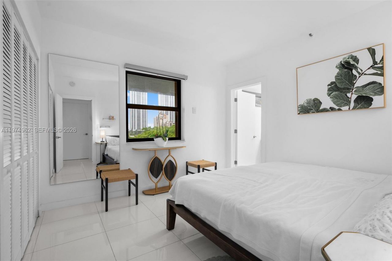 445 Poinciana Dr , Unit 1530, Sunny Isles Beach, FL 33160 Photo