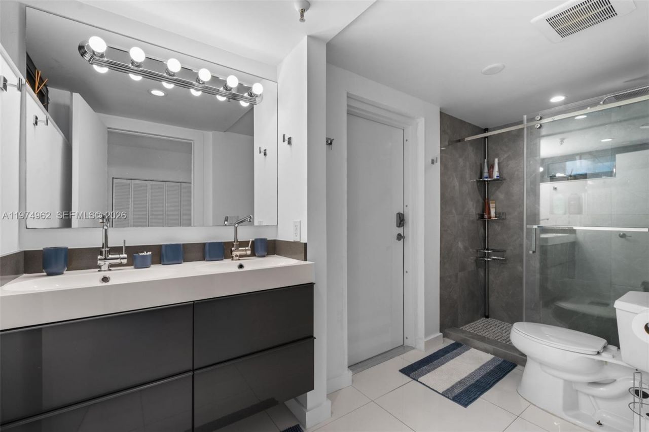 445 Poinciana Dr , Unit 1530, Sunny Isles Beach, FL 33160 Photo