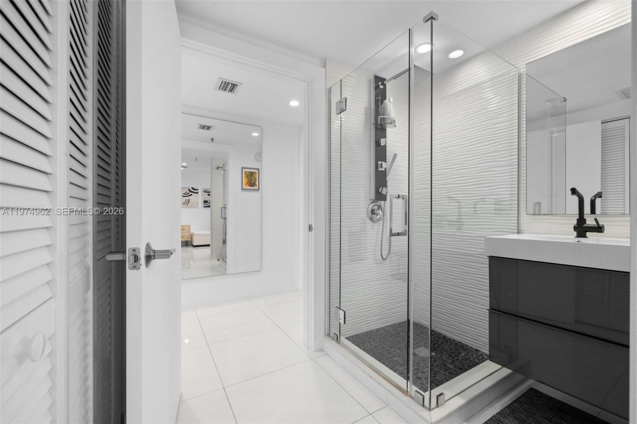 445 Poinciana Dr , Unit 1530, Sunny Isles Beach, FL 33160 Photo