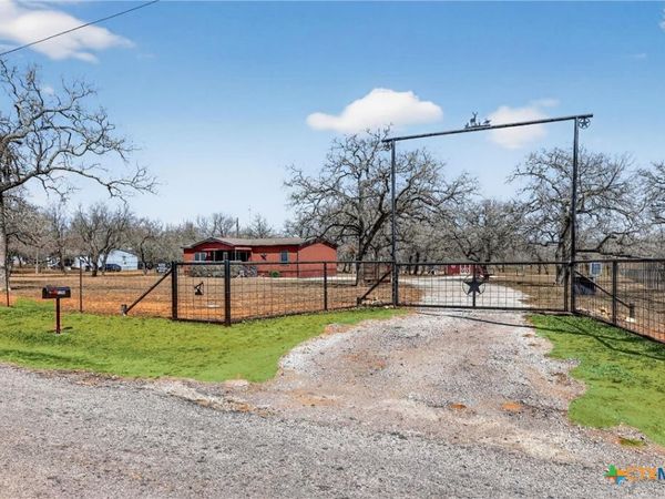 1298 County Road 425 , Stockdale, TX 78160