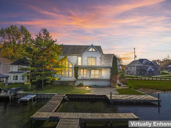 2076 S Long Lake Road , Fenton, MI 48430