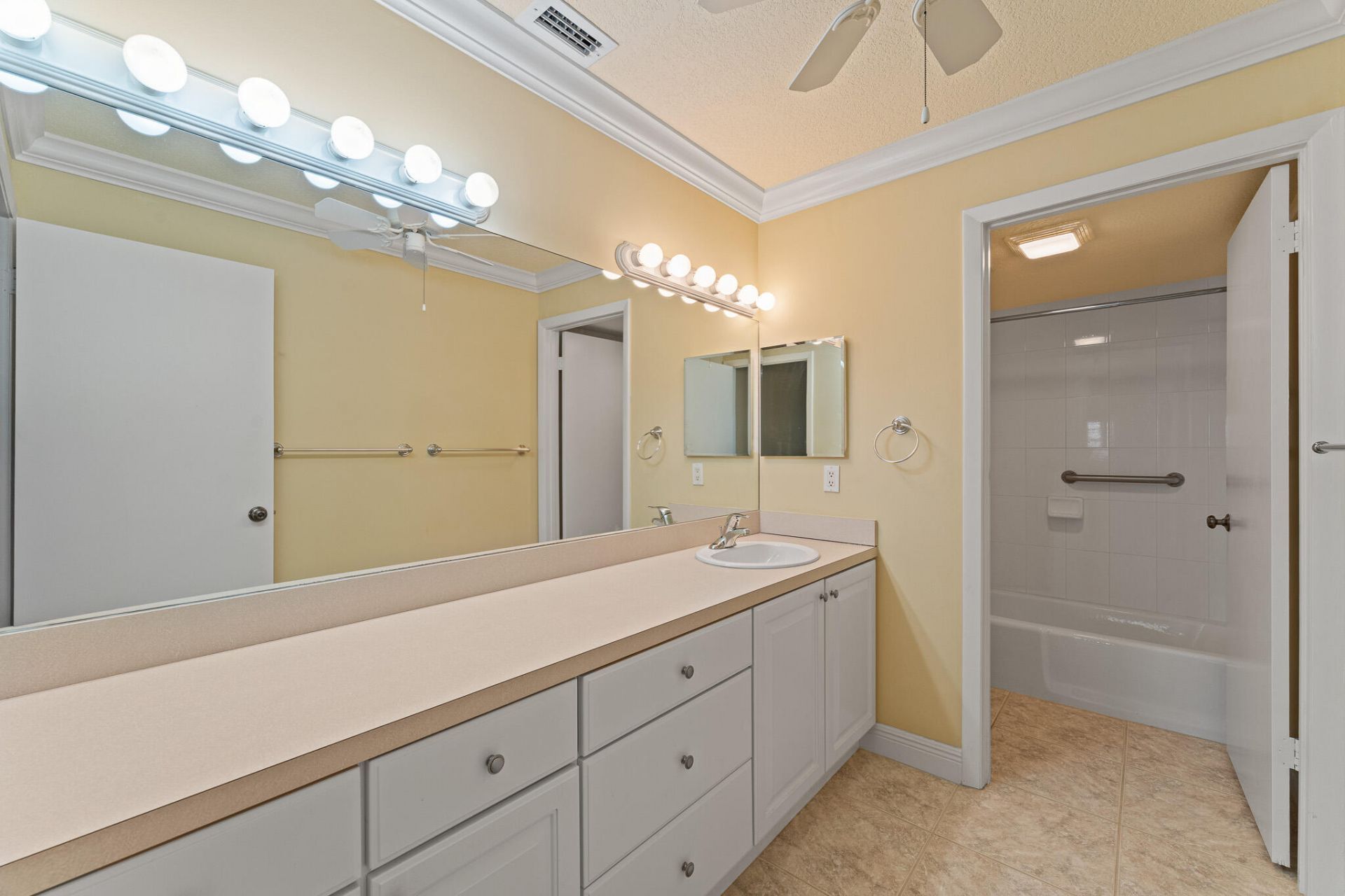 10 NE Plantation Road, Unit 305, Stuart, FL 34996 Photo