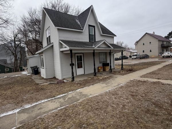 106 Avenue A E , Lake Park, IA 51347