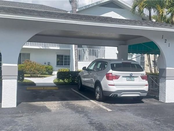 121 Gabriel CIR, Unit 1, NAPLES, FL 34104