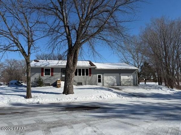 724 BRIGGS Avenue S, Park River, ND 58270