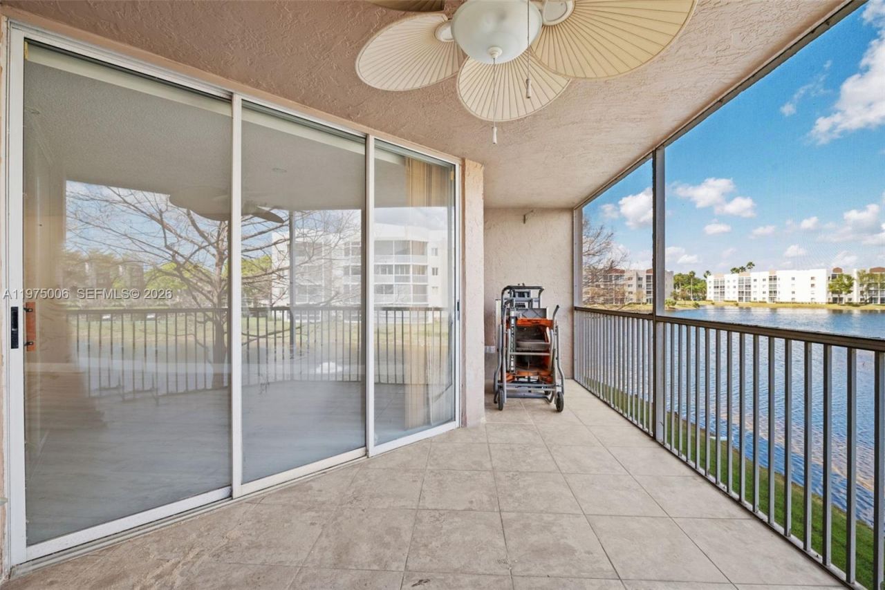 7641 Granville Dr, Unit 209, Tamarac, FL 33321 Photo