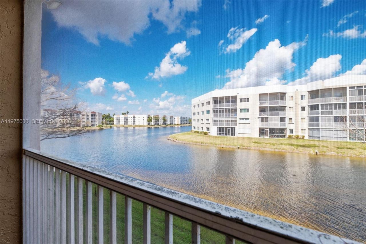 7641 Granville Dr, Unit 209, Tamarac, FL 33321 Photo