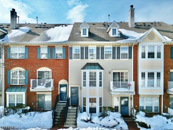 31 Dogwood St, Jersey, NJ 07305