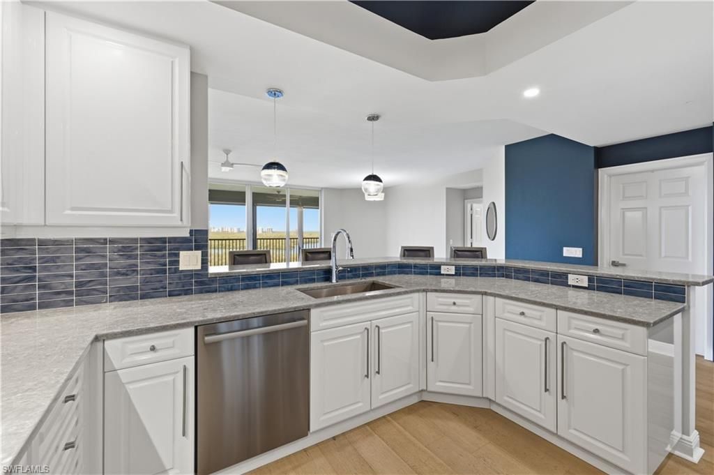 425 Cove Tower Dr, Unit 703, Naples, FL 34110 Photo