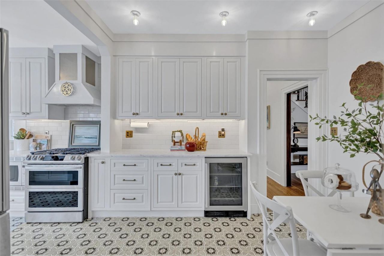 3925 Sunrise Drive S, Saint Petersburg, FL 33705 Photo