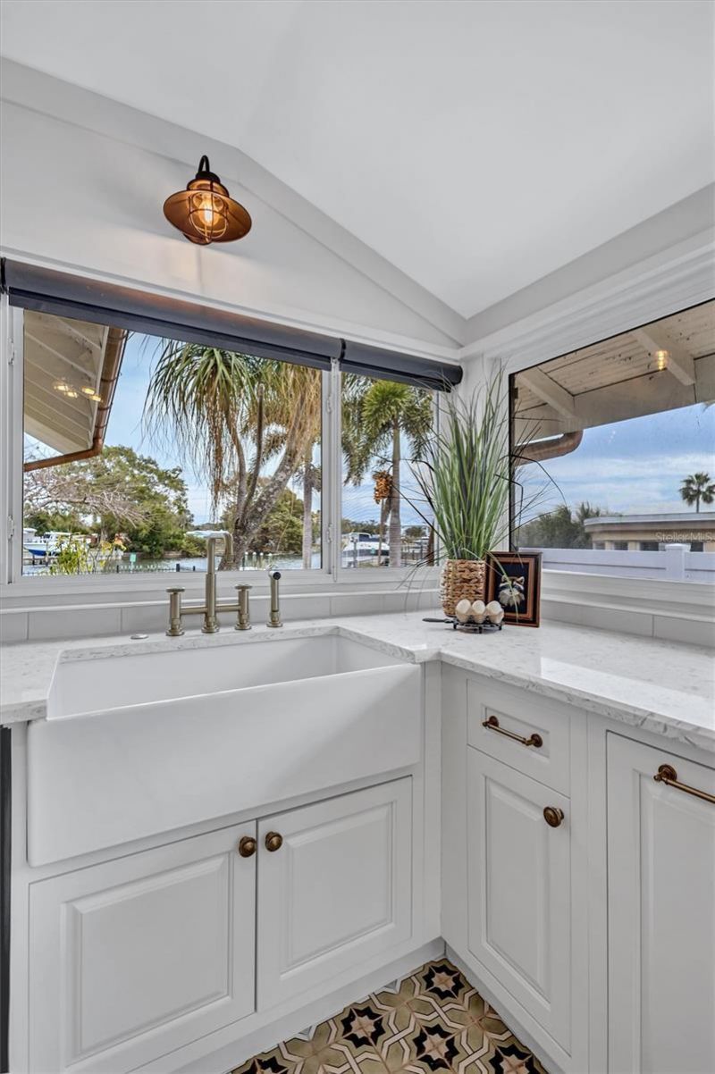 3925 Sunrise Drive S, Saint Petersburg, FL 33705 Photo