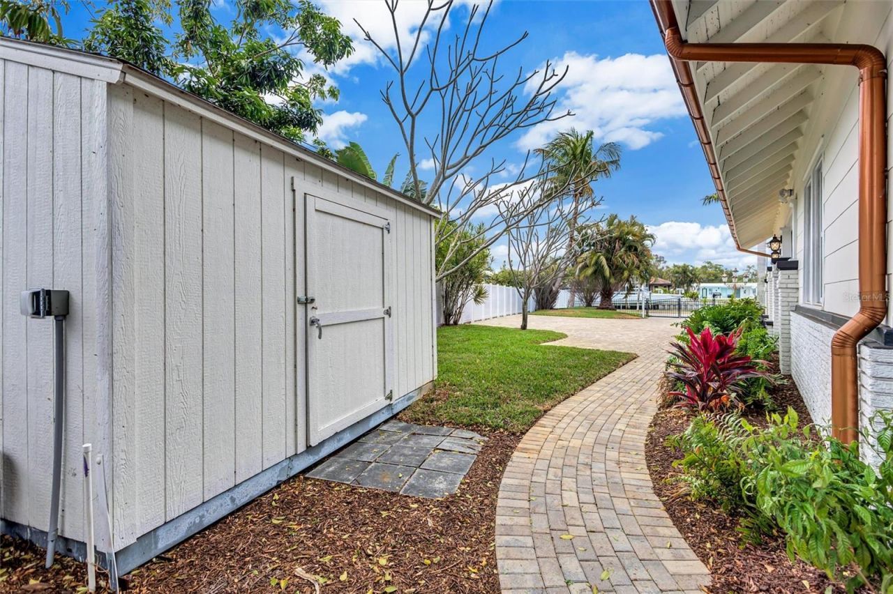 3925 Sunrise Drive S, Saint Petersburg, FL 33705 Photo