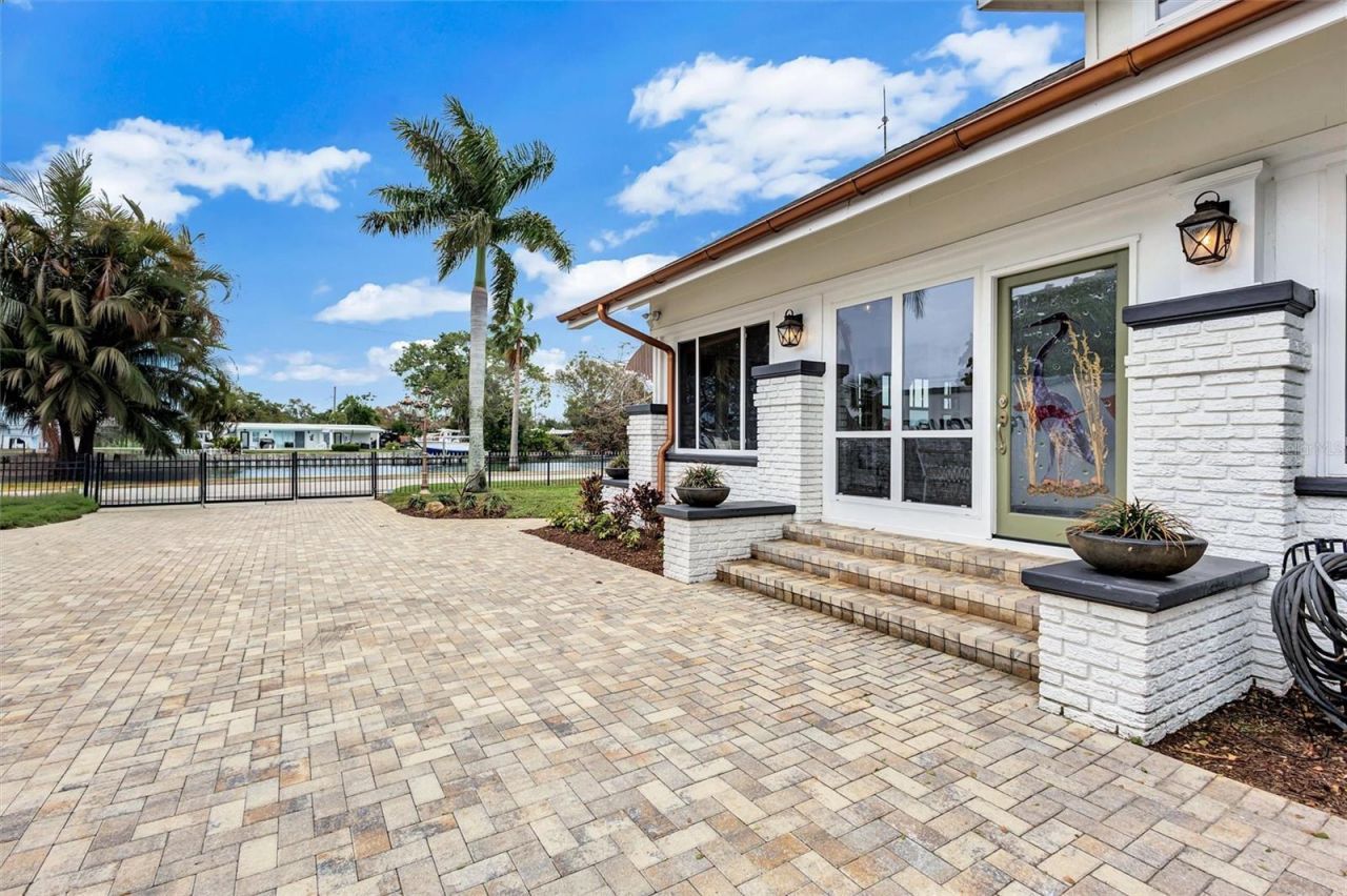 3925 Sunrise Drive S, Saint Petersburg, FL 33705 Photo