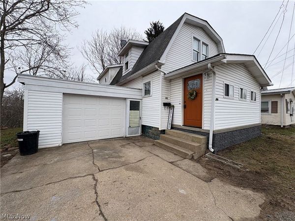 316 Bank Lane SE, New Philadelphia, OH 44622