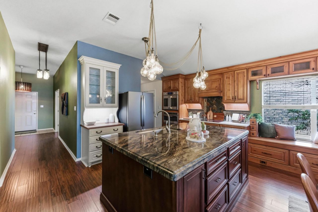 9207 Pioneer Forest Dr, Austin, TX 78744 Main Photo