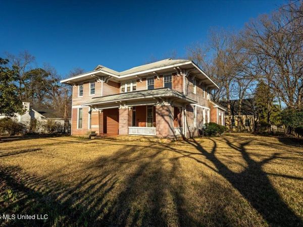 195 N Walthall Street, Holly Springs, MS 38635