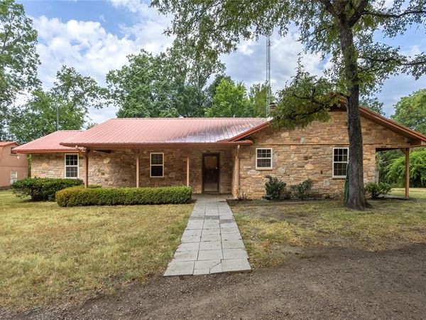 1966 County Road 2980, Windom, TX 75492