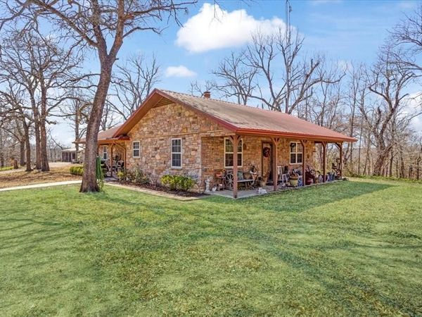 1966 County Road 2980 , Windom, TX 75492