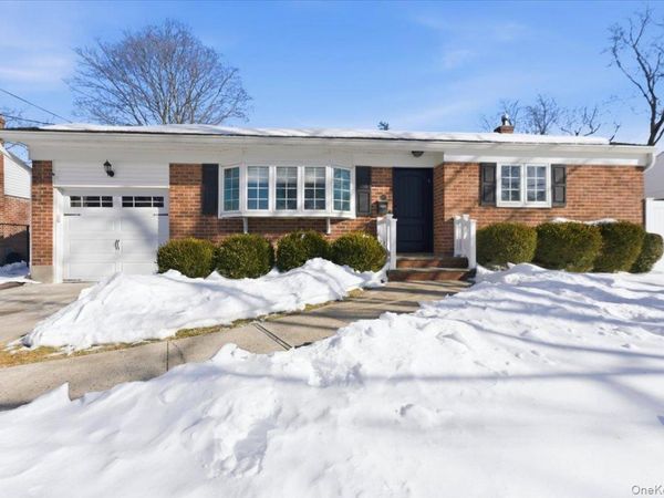 10 Darnley Place, Huntington Station, NY 11746