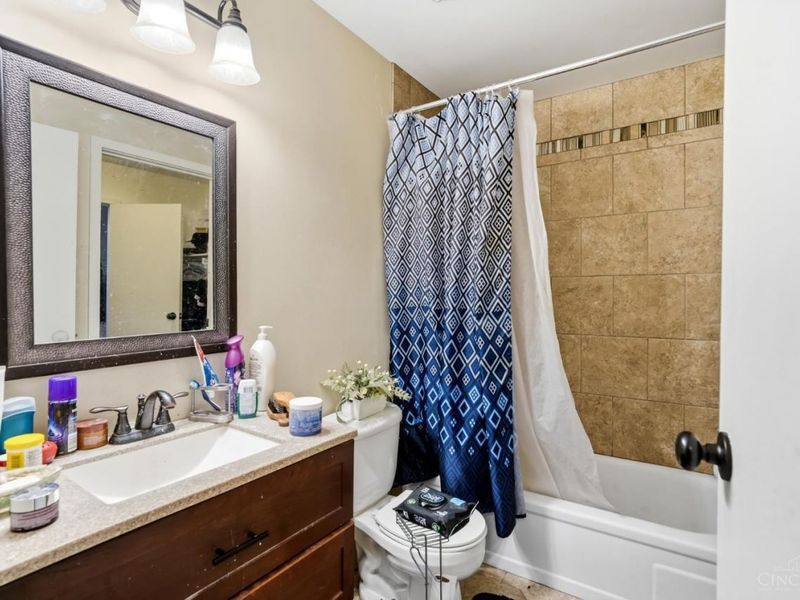 96 Twin Lakes Drive, Fairfield, OH 45014 Photo 8