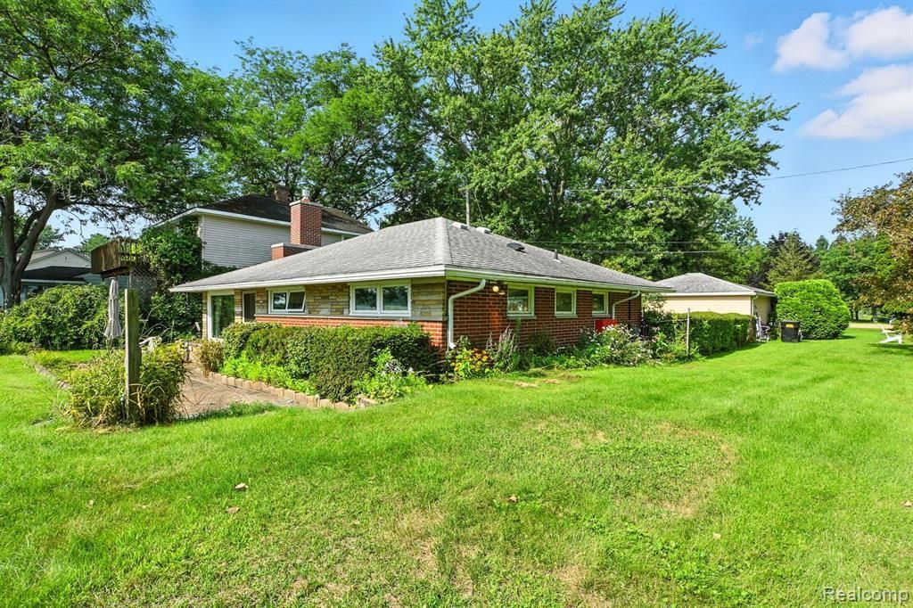 8814 Pellett Dr, Webster Township, MI 48189 Main Photo