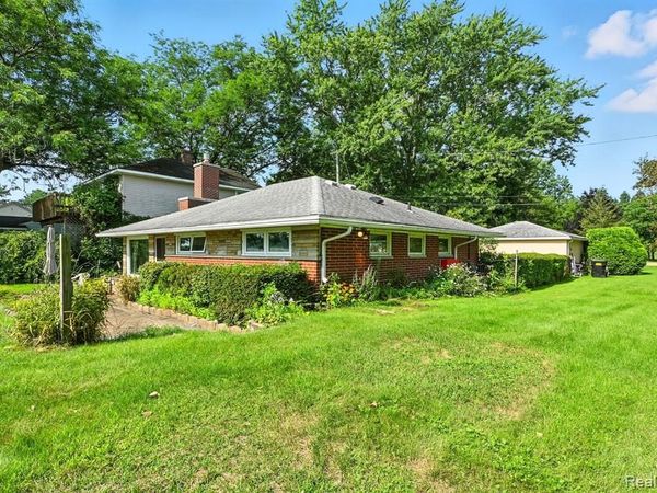 8814 Pellett Dr, Webster Twp, MI 48189