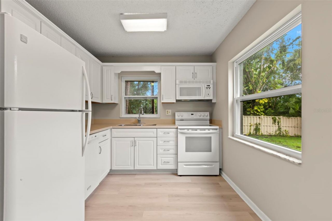 476 Santa Cruz Place Ne, Unit B, Saint Petersburg, FL 33703 Photo