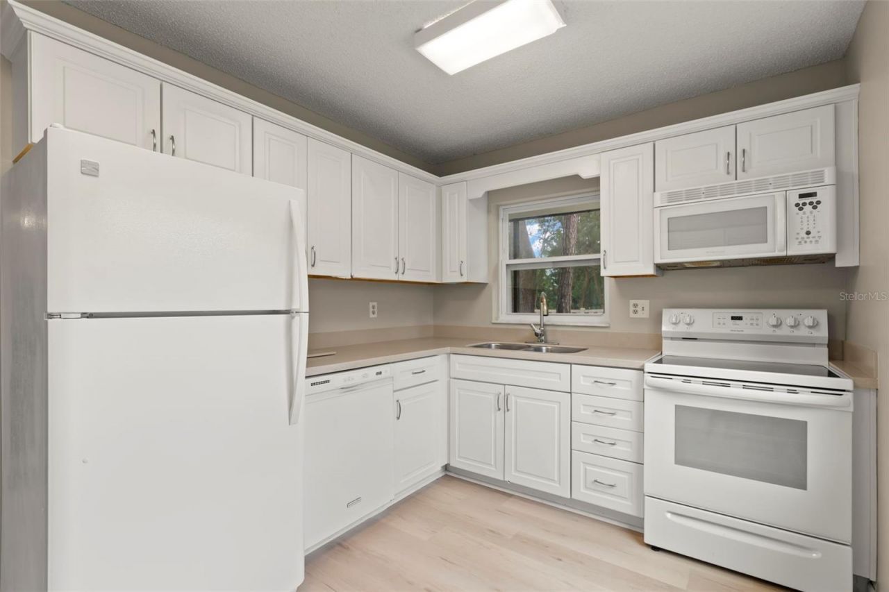 476 Santa Cruz Place Ne, Unit B, Saint Petersburg, FL 33703 Photo