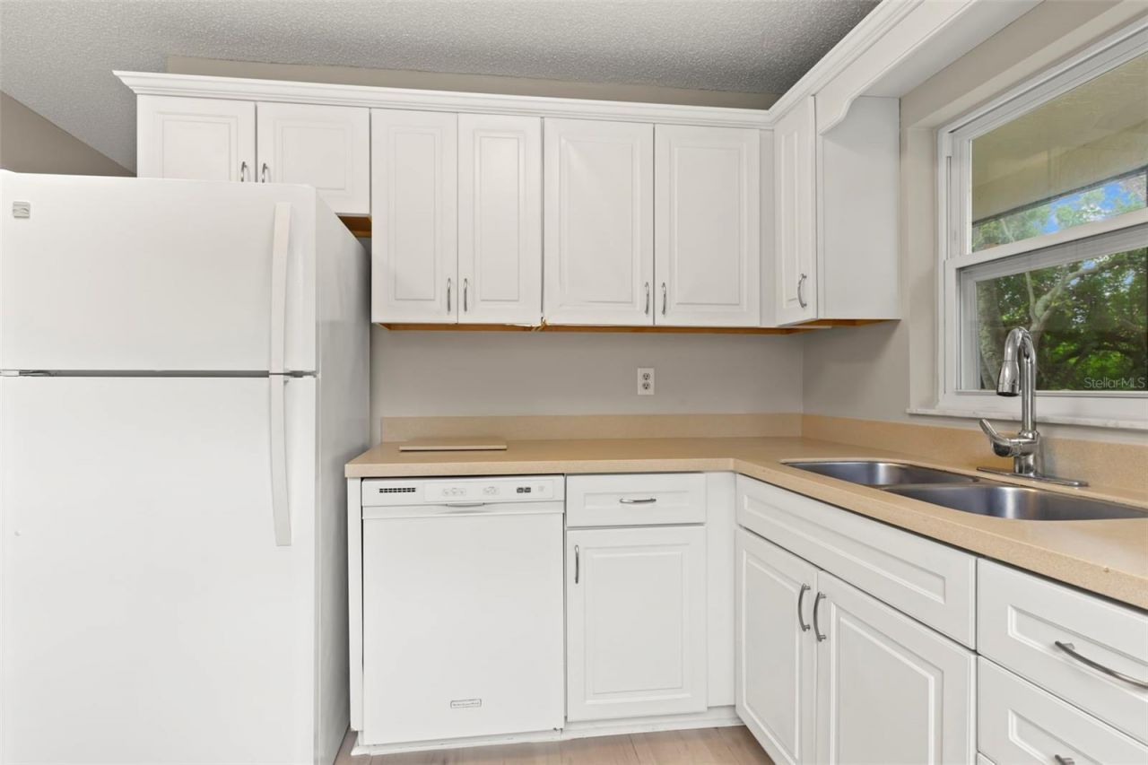 476 Santa Cruz Place Ne, Unit B, Saint Petersburg, FL 33703 Photo