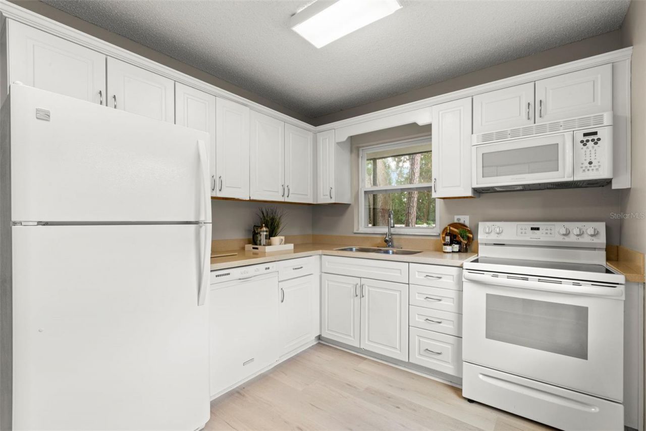 476 Santa Cruz Place Ne, Unit B, Saint Petersburg, FL 33703 Photo