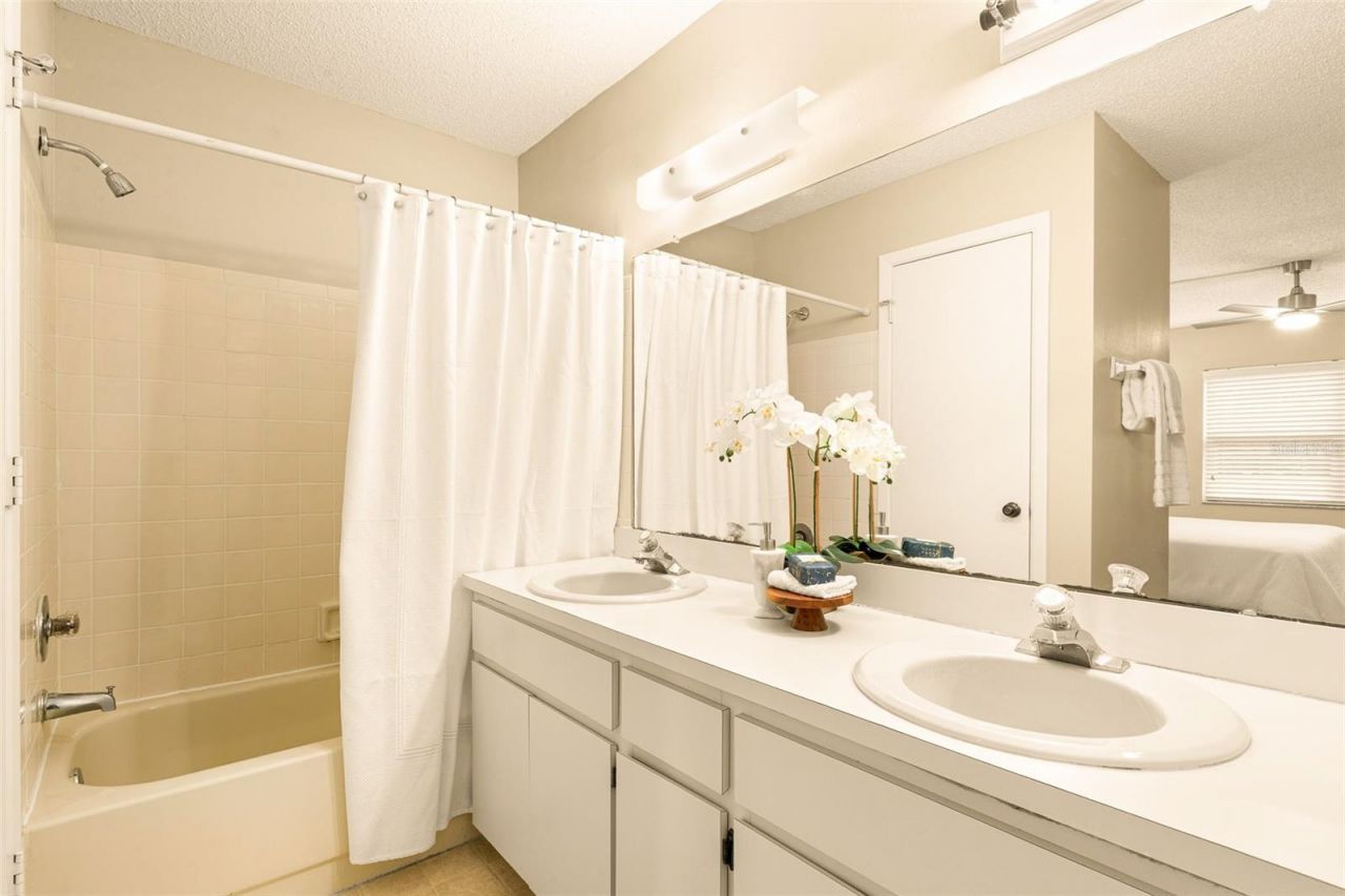 476 Santa Cruz Place Ne, Unit B, Saint Petersburg, FL 33703 Photo