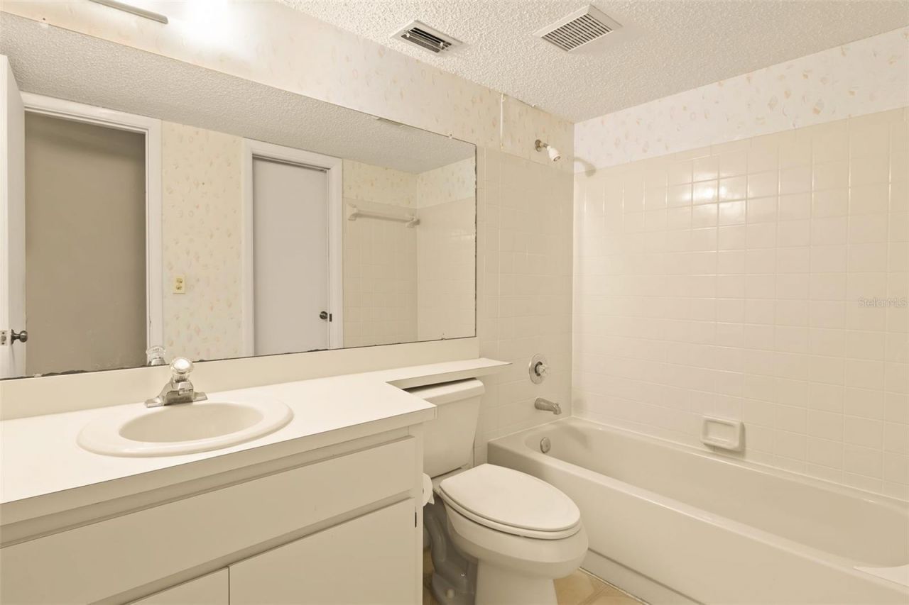 476 Santa Cruz Place Ne, Unit B, Saint Petersburg, FL 33703 Photo