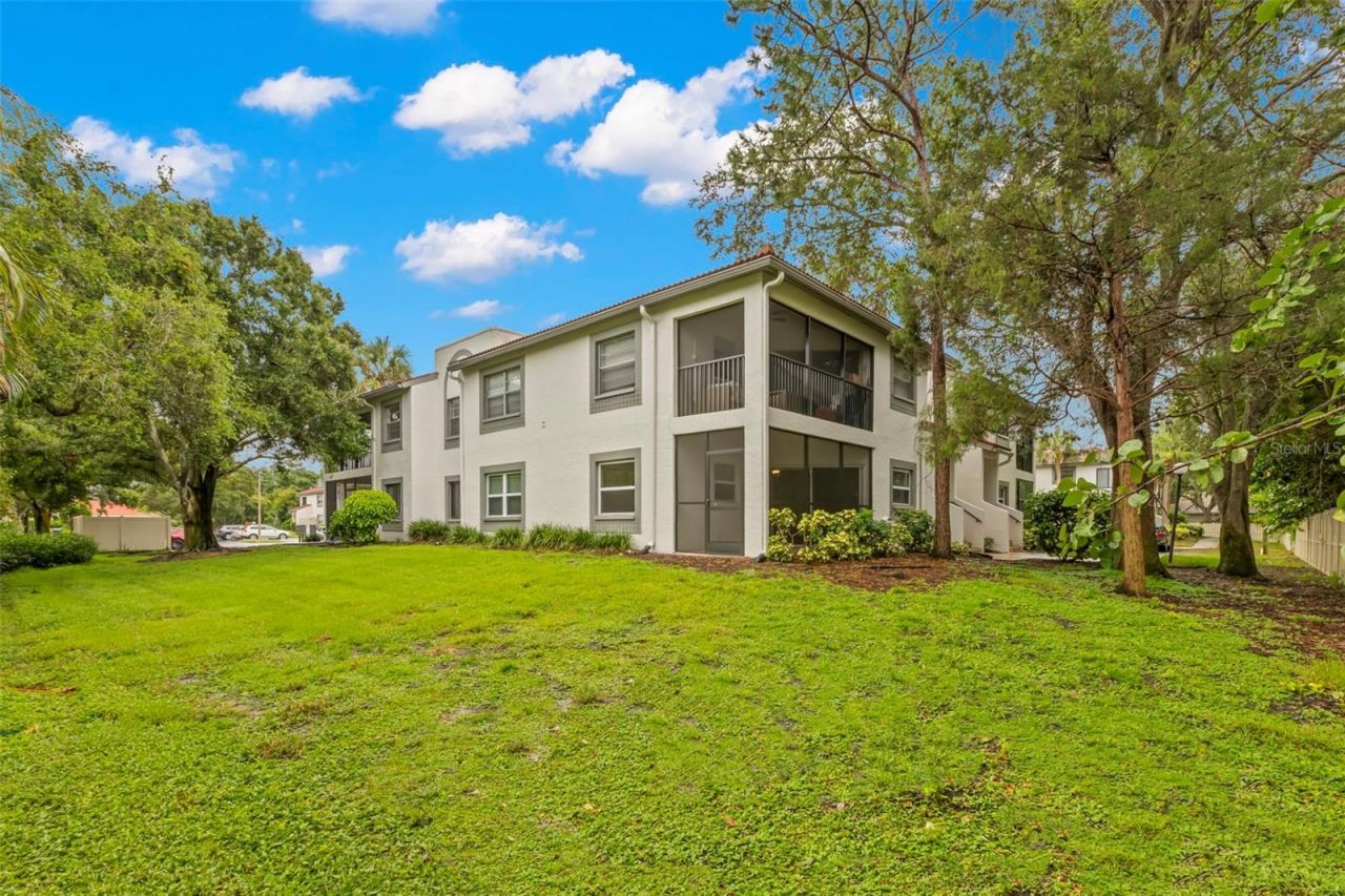 476 Santa Cruz Place Ne, Unit B, Saint Petersburg, FL 33703 Photo