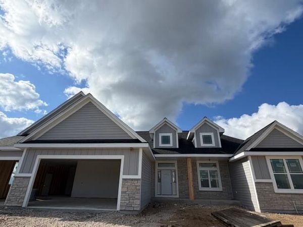 527 Talbots Woods Dr, Dousman, WI 53118