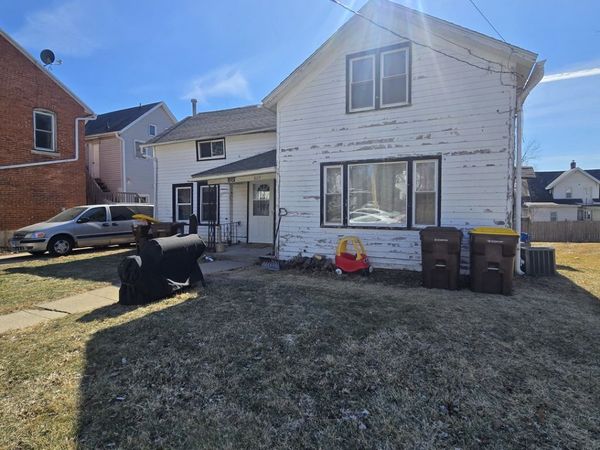 807 W Pleasant Street , Freeport, IL 61032