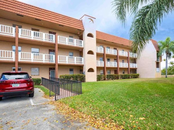 9041 Sunrise Lakes Boulevard, Unit 111, Sunrise, FL 33322
