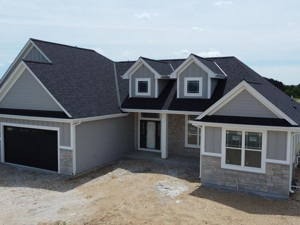 527 Talbots Woods DRIVE, Dousman, WI 53118