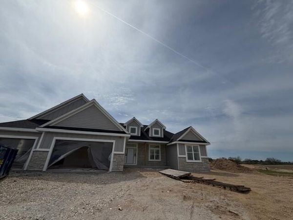 527 Talbots Woods DRIVE, Dousman, WI 53118