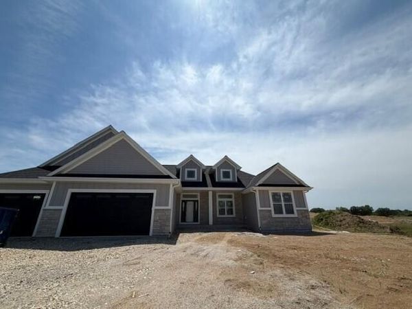 527 Talbots Woods DRIVE, Dousman, WI 53118