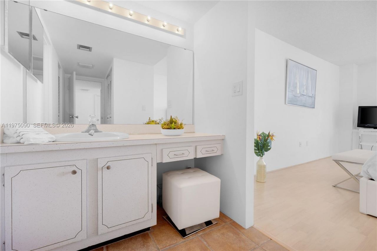 3625 N Country Club Dr, Unit 1401, Aventura, FL 33180 Photo