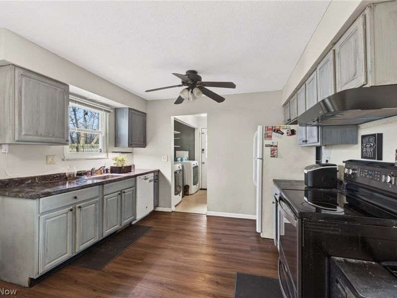 1540 E 298th Street , Wickliffe, OH 44092 Photo 8