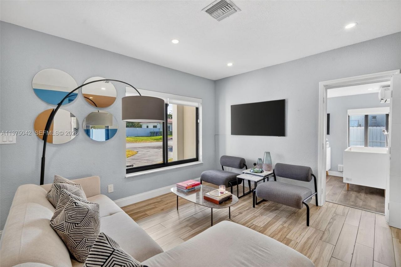 529 NE 109th St , Miami, FL 33161 Photo