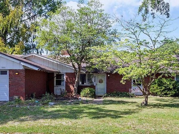 1606 Paris Drive , Godfrey, IL 62035