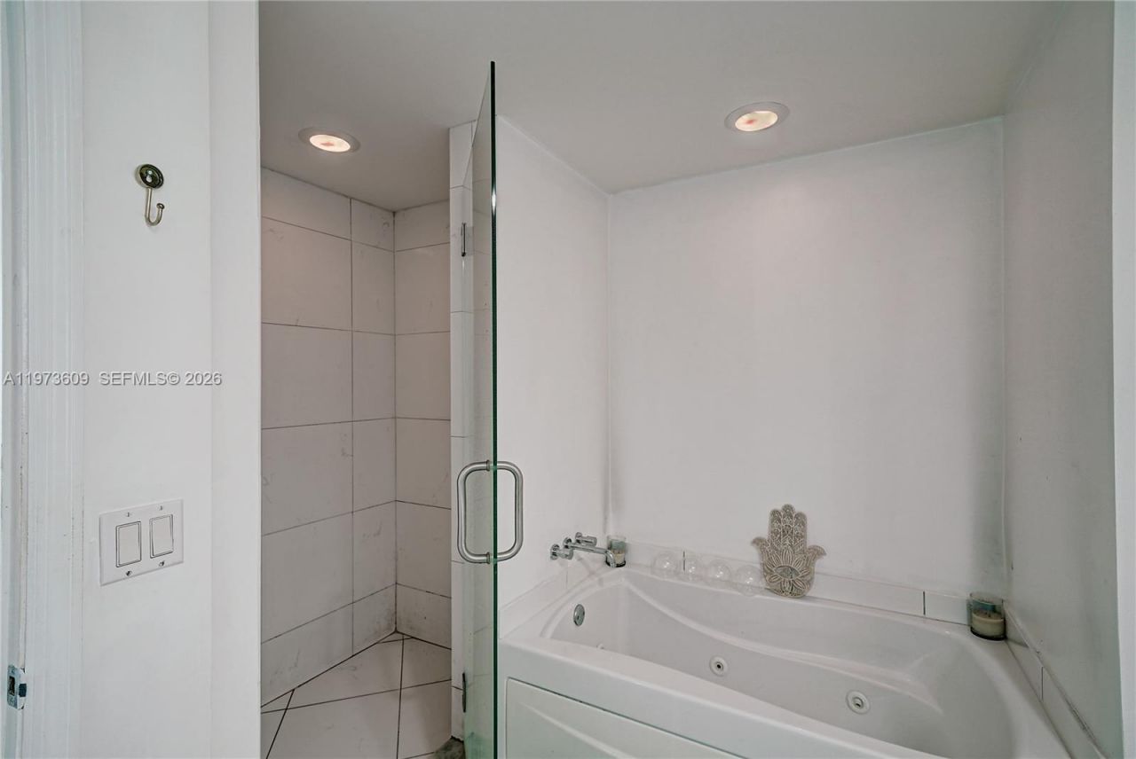 500 Brickell Ave, Unit 4004, Miami, FL 33131 Photo