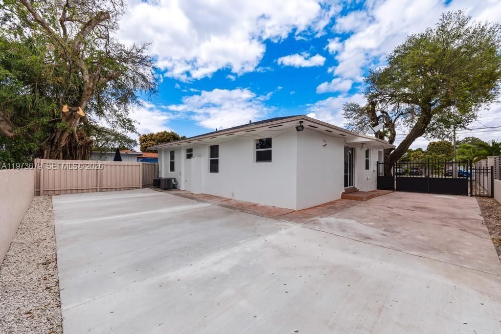 3072 NW 14th St , Unit 1, Miami, FL 33125 Photo