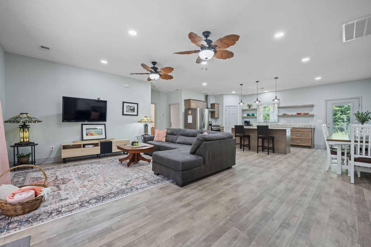 818 Frasier Lane Photo 12