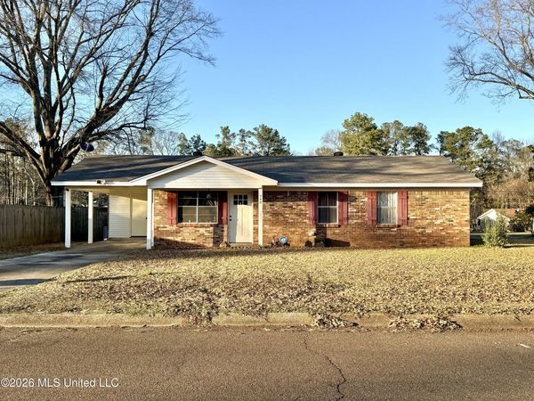 740 Robinson Road, Grenada, MS 38901