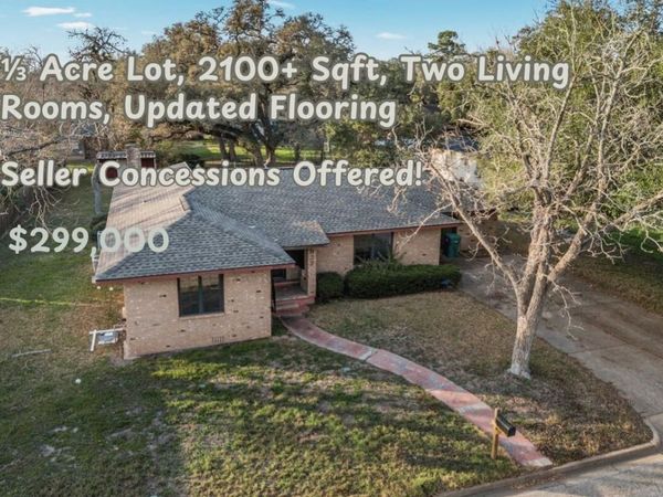 927 E Walnut ST, La Grange, TX 78945